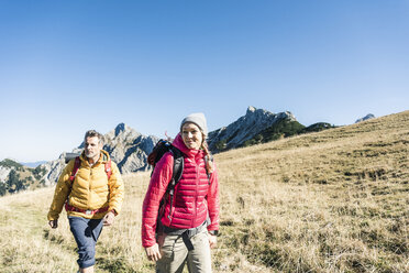 Österreich, Tirol, Paar beim Wandern in den Bergen - UUF16386