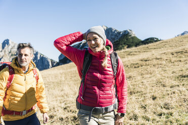 Österreich, Tirol, glückliches Paar beim Wandern in den Bergen - UUF16387