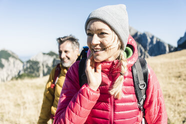 Österreich, Tirol, lächelndes Paar beim Wandern in den Bergen - UUF16389