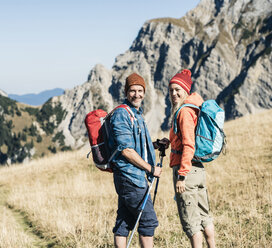 Austria, Tyrol, happy couple on a hiking trip in the mountains - UUF16400