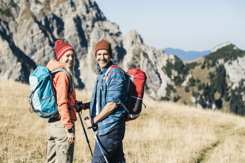 Österreich, Tirol, glückliches Paar bei einer Wanderung in den Bergen, lizenzfreies Stockfoto