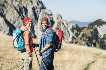 Österreich, Tirol, glückliches Paar bei einer Wanderung in den Bergen - UUF16401