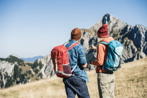 Österreich, Tirol, Paar mit Karte beim Wandern in den Bergen - UUF16403