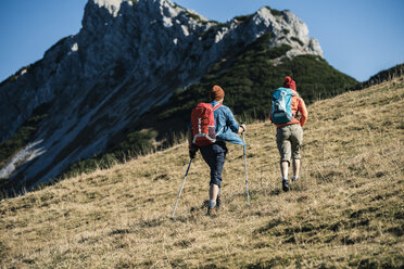 Österreich, Tirol, Paar beim Wandern in den Bergen - UUF16406