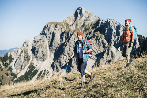 Österreich, Tirol, Paar beim Wandern in den Bergen, lizenzfreies Stockfoto