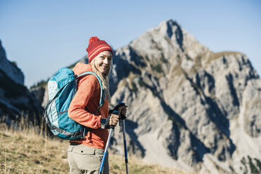 Österreich, Tirol, lächelnde Frau bei einer Wanderung in den Bergen - UUF16408