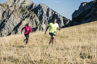 Österreich, Tirol, Paar beim Laufen in den Bergen - UUF16418