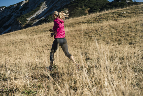 Österreich, Tirol, Frau beim Laufen in den Bergen - UUF16421