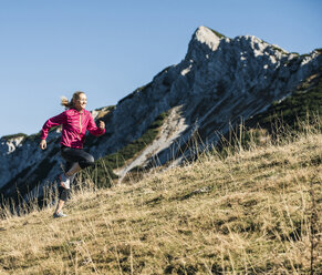 Österreich, Tirol, Frau beim Laufen in den Bergen - UUF16427