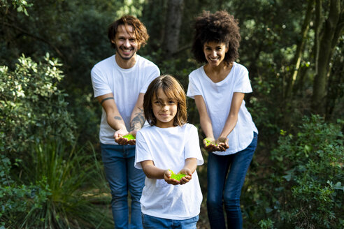 Familie mit buntem Farbpulver, die das Holi, das Fest der Farben, feiert - ERRF00442