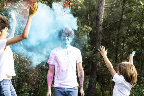 Familie beim Werfen von buntem Farbpulver, Holi-Feier, Fest der Farben - ERRF00448