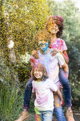 Familie voller bunter Pulverfarbe, die Holi, das Fest der Farben, feiert - ERRF00464