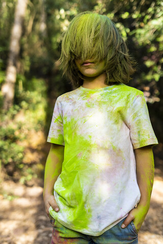 Junge voll mit buntem Farbpulver, der Holi, das Fest der Farben, feiert, lizenzfreies Stockfoto