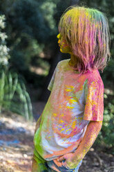Junge voll mit buntem Farbpulver, der Holi, das Fest der Farben, feiert - ERRF00496