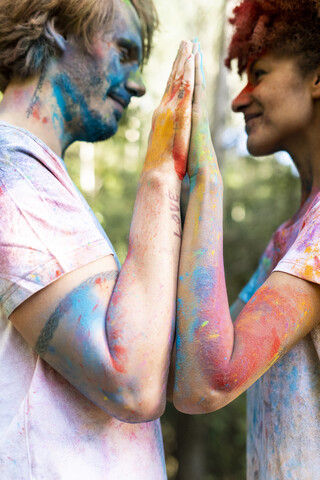 Verliebtes Paar feiert Holi, das Fest der Farben, lizenzfreies Stockfoto