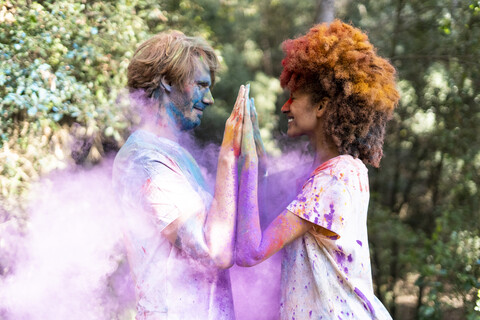 Verliebtes Paar feiert Holi, das Fest der Farben, lizenzfreies Stockfoto