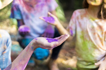 Menschen, die Holi, das Fest der Farben, feiern - ERRF00527