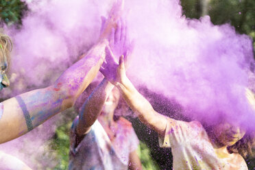 Menschen, die Holi, das Fest der Farben, feiern - ERRF00528