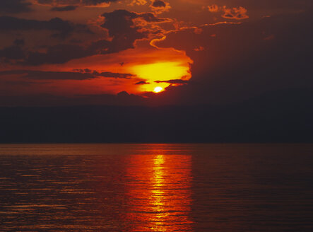 Kroatien, Insel Krk, Sonnenuntergang über dem Adriatischen Meer - WWF04831