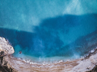 Luftaufnahme eines einsamen, paradiesischen Strandes in Benitachell, Alicante, Spanien. - OCMF00210