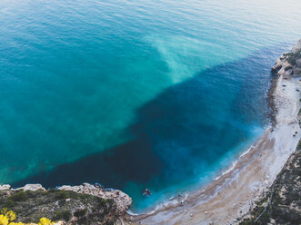 Luftaufnahme eines einsamen, paradiesischen Strandes in Benitachell, Alicante, Spanien. - OCMF00211