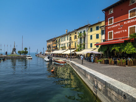 Italien, Venetien, Gardasee, Lazise, alte Stadt am Wasser - AMF06690