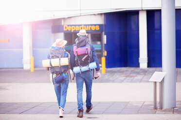 Backpacker-Paar beim Betreten des Flughafens - CUF46573