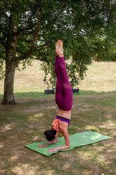 Frau übt Yoga im Garten, Unterarmstand - CUF46584