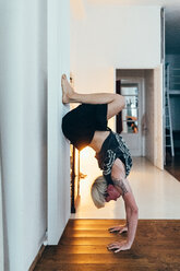 Frau übt Yoga zu Hause - CUF46664