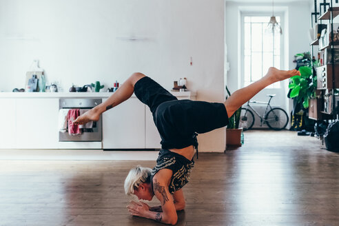Frau übt Yoga zu Hause - CUF46666