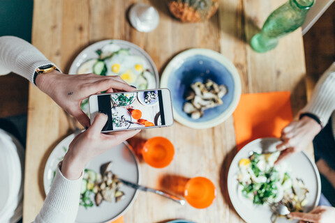 Freundinnen beim Mittagessen zu Hause, lizenzfreies Stockfoto