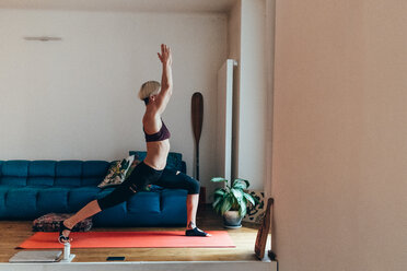 Frau übt Yoga zu Hause - CUF46686