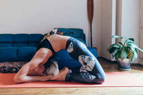 Frau übt Yoga zu Hause - CUF46694