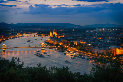 Nachtansicht der Kettenbrücke, Donau, Gellertberg, Budapest, Ungarn, lizenzfreies Stockfoto