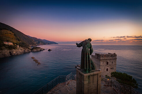 Statue des Heiligen Franz von Assisi, Monterosso al Mare, Cinque Terre, Ligurien, Italien - CUF46710