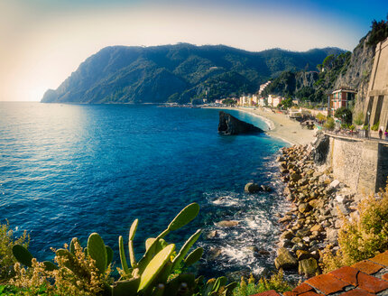 Monterosso al Mare an einem sonnigen Tag, Cinque Terre, Ligurien, Italien - CUF46711