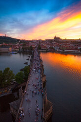 Karlsbrücke bei Sonnenuntergang, Prag, Tschechische Republik - CUF46716