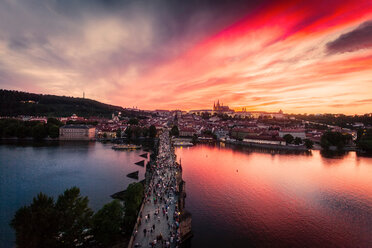 Karlsbrücke bei Sonnenuntergang, Prag, Tschechische Republik - CUF46717