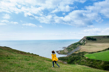 Junge auf Klippe mit Blick aufs Meer, Bournemouth, UK - CUF46727