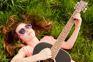 Mädchen spielt Gitarre im Gras - CUF46792