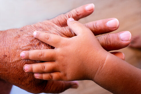 Hand des Babys auf Männerhand - CUF46818