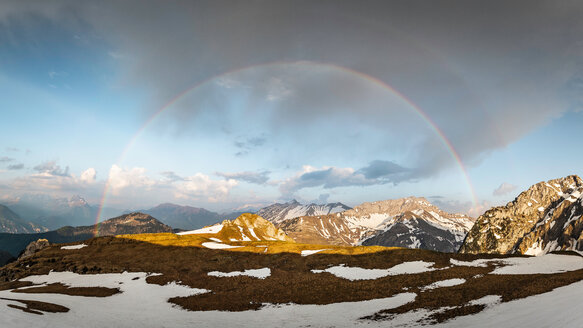 Regenbogen über den französischen Alpen, Parc naturel régional du Massif des Bauges, Chatelard-en-Bauges, Rhone-Alpes, Frankreich - CUF46891