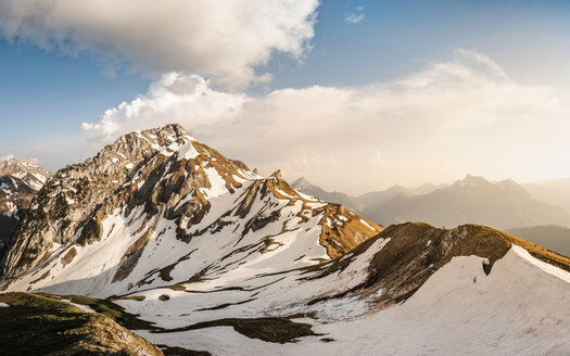 Sonniger Tag, Französische Alpen, Parc naturel régional du Massif des Bauges, Chatelard-en-Bauges, Rhone-Alpes, Frankreich - CUF46894