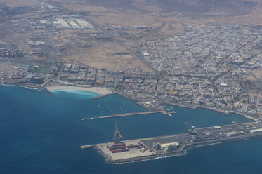 Spanien, Kanarische Inseln, Fuerteventura, Luftaufnahme von Puerto del Rosario - RUNF00840