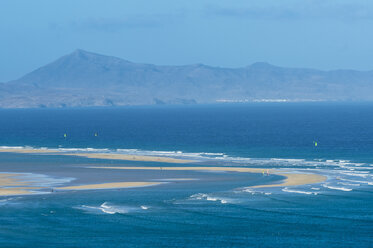 Spanien, Kanarische Inseln, Fuerteventura, Lagune am Strand von Risco - RUNF00851