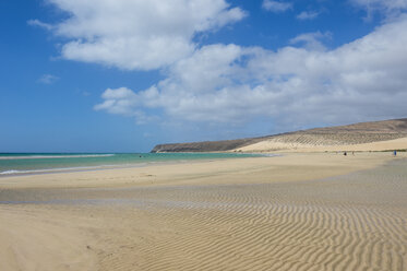 Spanien, Kanarische Inseln, Fuerteventura, Lagune am Strand von Risco - RUNF00860