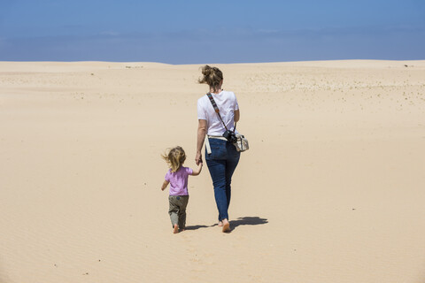 Spanien, Kanarische Inseln, Fuerteventura, Parque Natural de Corralejo, Mutter und Tochter wandern in den Sanddünen, lizenzfreies Stockfoto