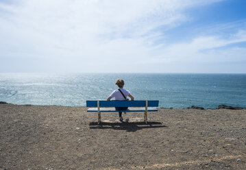 Spanien, Kanarische Inseln, Fuerteventura, Frau genießt die Sonne am Strand von El Cotillo - RUNF00869