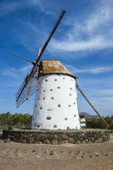 Spanien, Kanarische Inseln, Fuerteventura, El Cotillo, Windmühle - RUNF00871