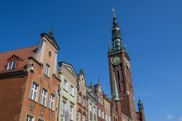 Polen, Danzig, Hansehäuser mit dem Rathaus in der Fußgängerzone - RUNF00884